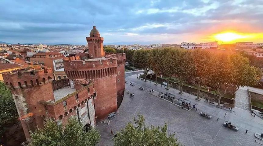 ペルピニャンにあるLe Castillet- Perpignan centre villeの市時計塔のある建物