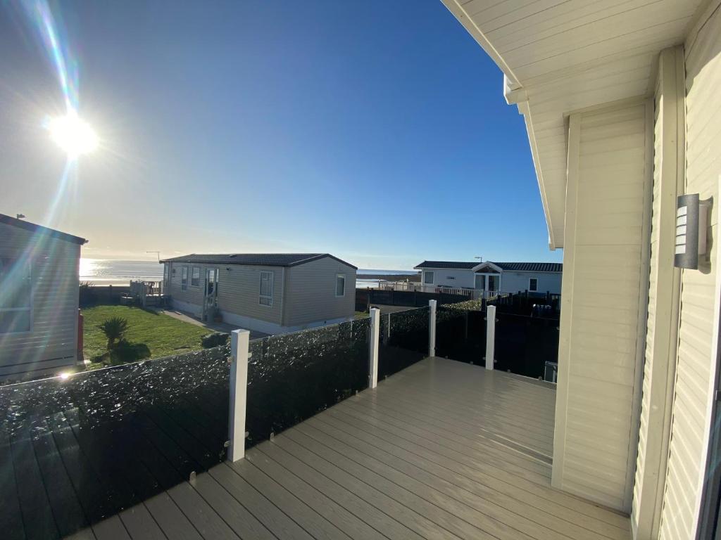 波斯考爾的住宿－Brand new Sea view beach lodge Trecco bay 3 bedroom，房屋的阳台享有风景。