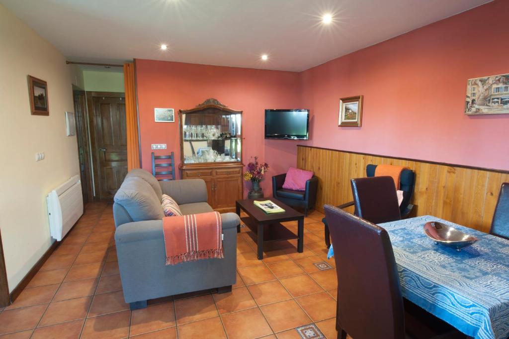 TV a/nebo společenská místnost v ubytování Apartamentos Rurales Villa del Sain Cudillero