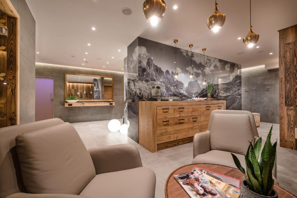 Posezení v ubytování MONDI Hotel Tscherms