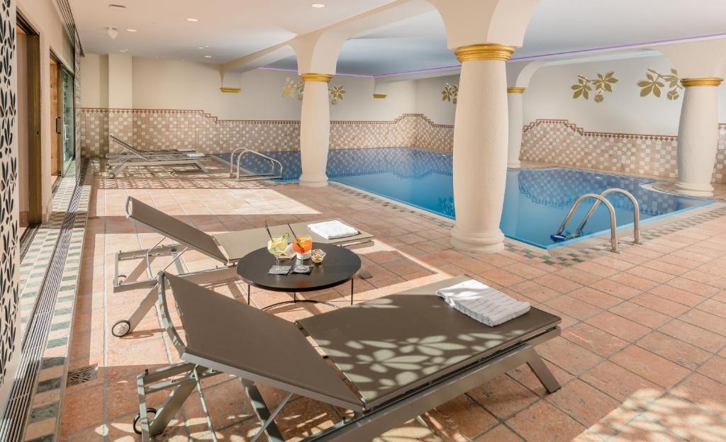 Bazén v ubytování MONDI Hotel Tscherms nebo v jeho okolí