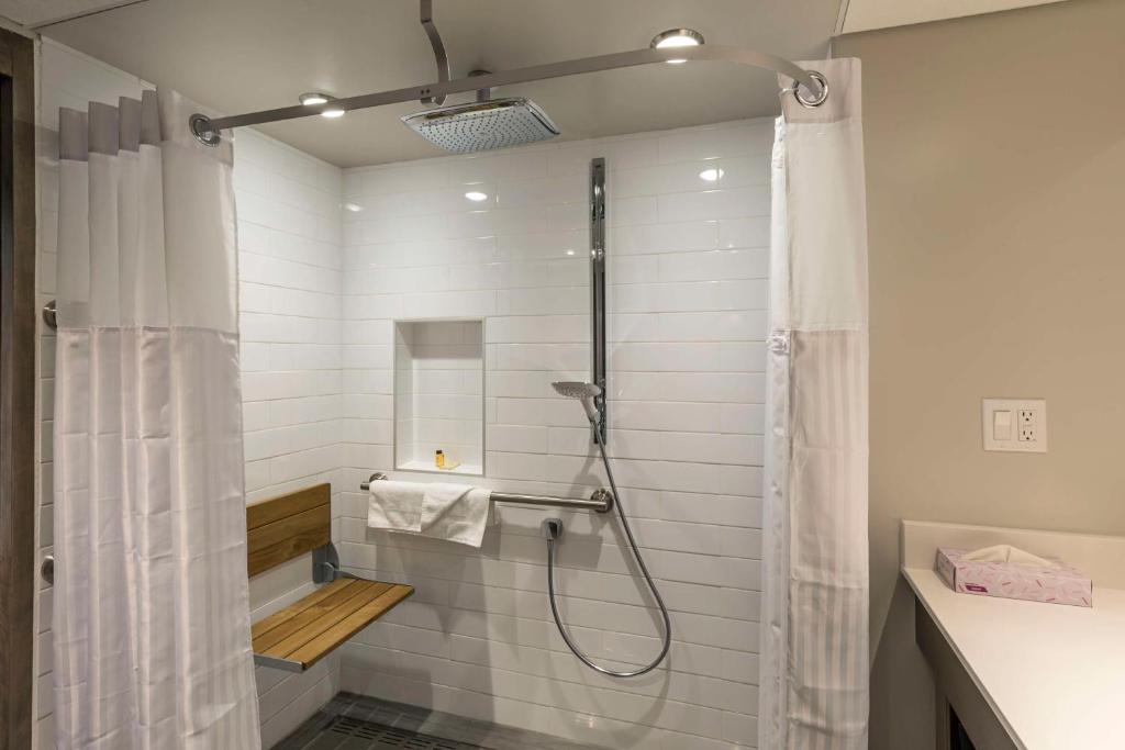 Koupelna v ubytování Hôtel & Suites Normandin Lévis