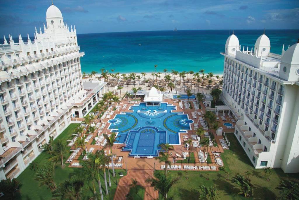 eine Luftansicht auf das Resort und den Strand in der Unterkunft Riu Palace Aruba - All Inclusive in Palm-Eagle Beach