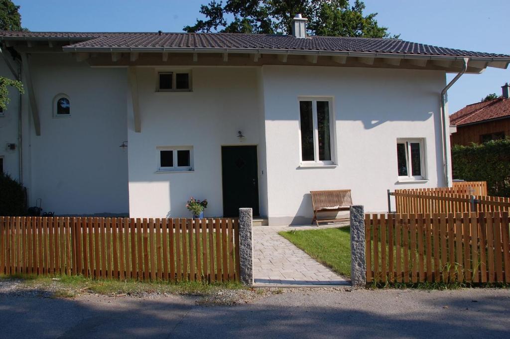 una casa blanca con una valla delante en Ferienwohnung Inntal, en Nussdorf am Inn