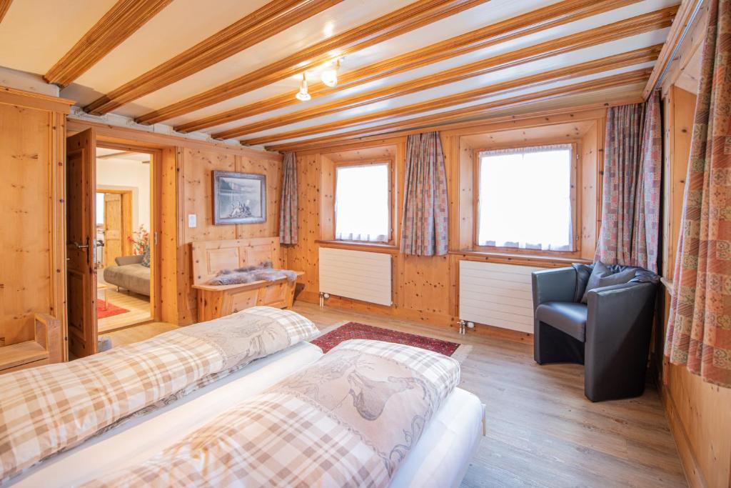 Postel nebo postele na pokoji v ubytování Chesa Talvo, Samedan