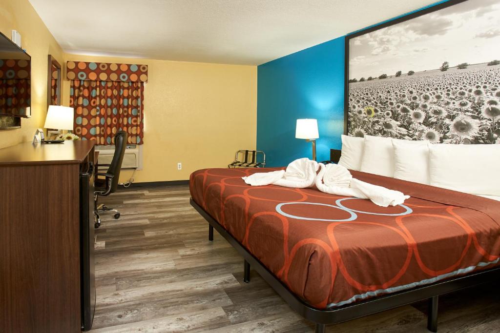 Postel nebo postele na pokoji v ubytování Super 8 by Wyndham Wichita Airport West Kellogg