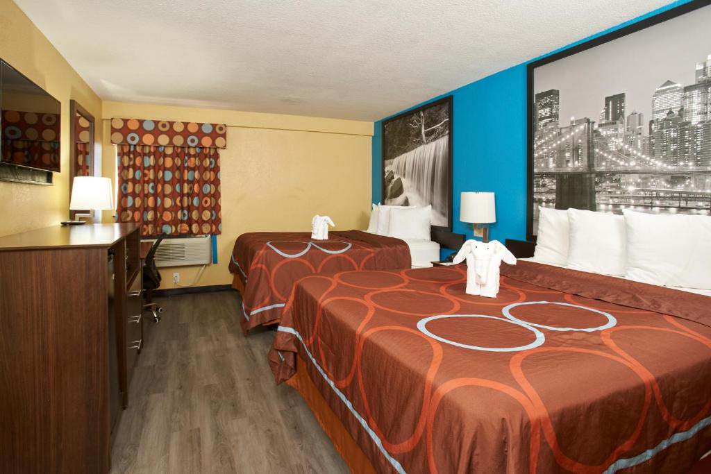 Postel nebo postele na pokoji v ubytování Super 8 by Wyndham Wichita Airport West Kellogg