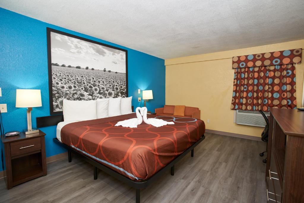 Postel nebo postele na pokoji v ubytování Super 8 by Wyndham Wichita Airport West Kellogg