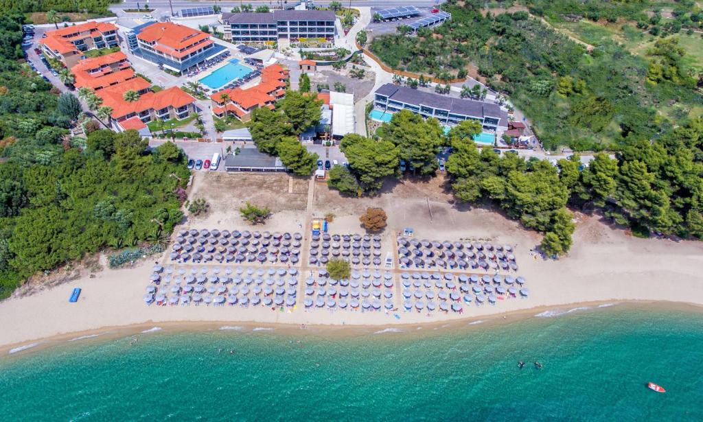 een luchtzicht op een strand met een resort bij Lagomandra Beach Hotel in Lagomandra