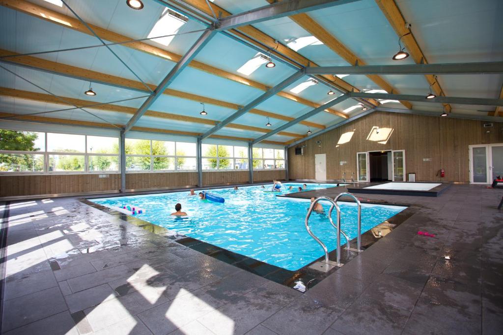 Bazén v ubytování EuroParcs Bad Hulckesteijn nebo v jeho okolí