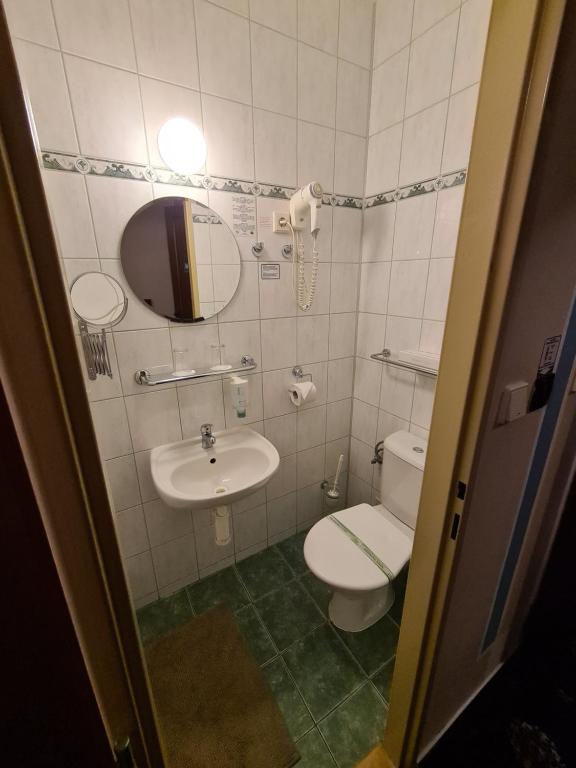 Koupelna v ubytování Brioni Boutique Hotel 4*