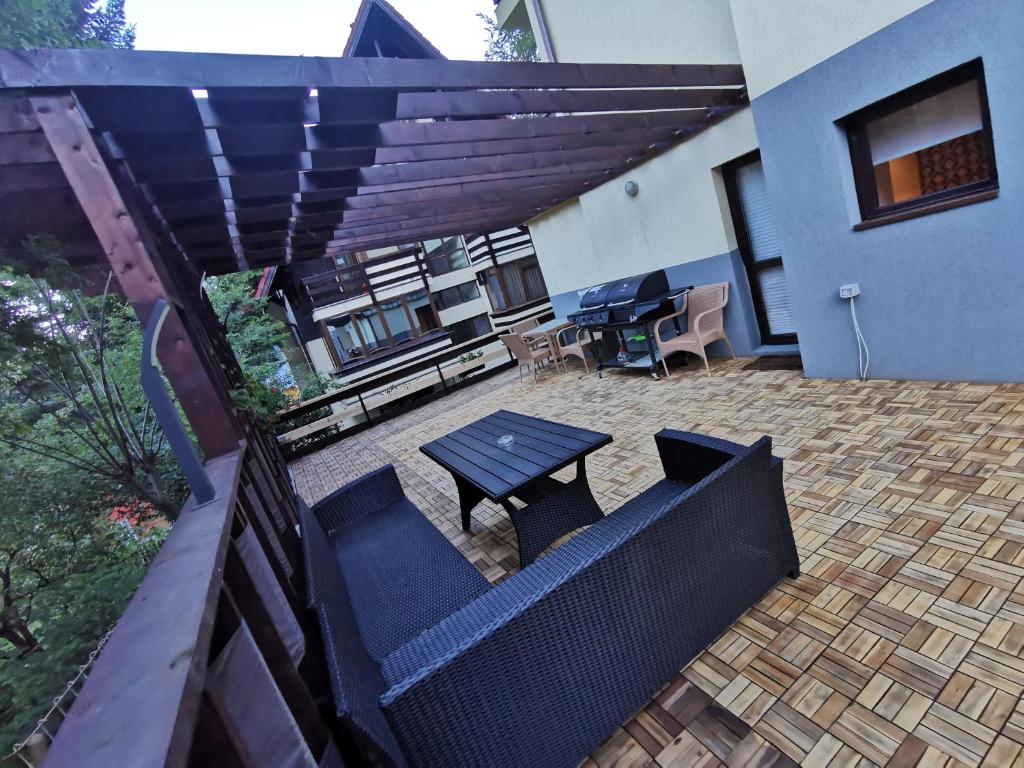 an overhead view of a patio with a table and chairs at Apartament Kalinderu K2 Busteni in Buşteni