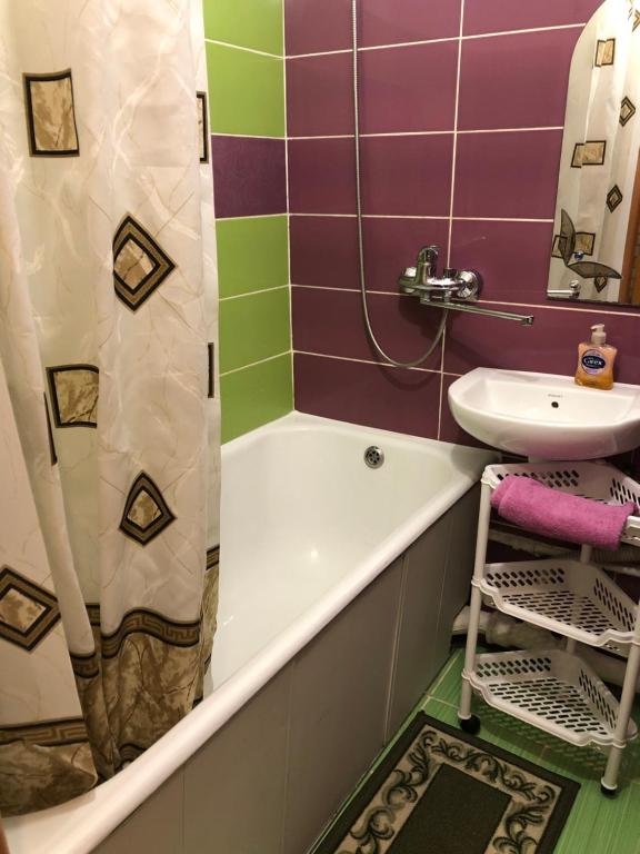 W łazience znajduje się umywalka, wanna i umywalka. w obiekcie Kyiv Apartment in Pechersk on Oleksandra Kopylenko w Kijowie