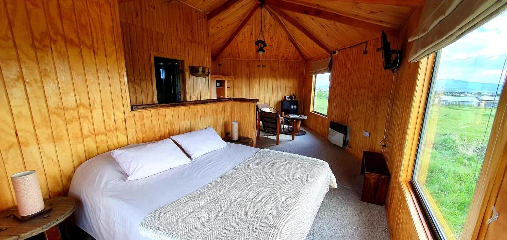 Uma cama ou camas num quarto em Cabañas y Casa Kauken