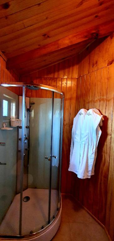 Uma casa de banho em Cabañas y Casa Kauken