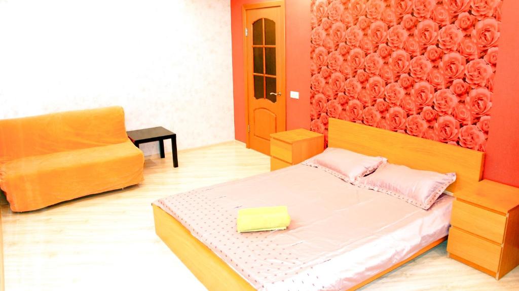 モスクワにあるApartment Perevedenovskiyの小さなベッドルーム(ベッド1台、椅子付)