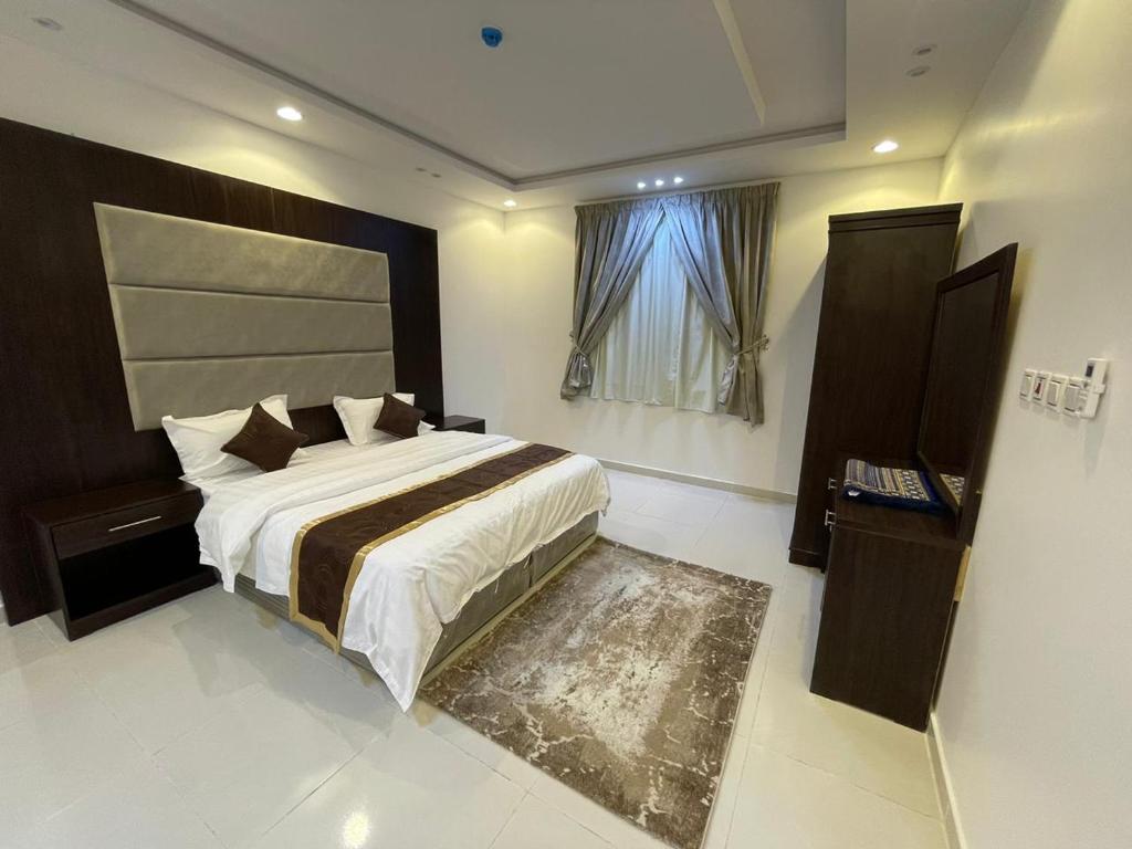 um quarto com uma cama grande e uma janela em ابيات ميرا em Abha
