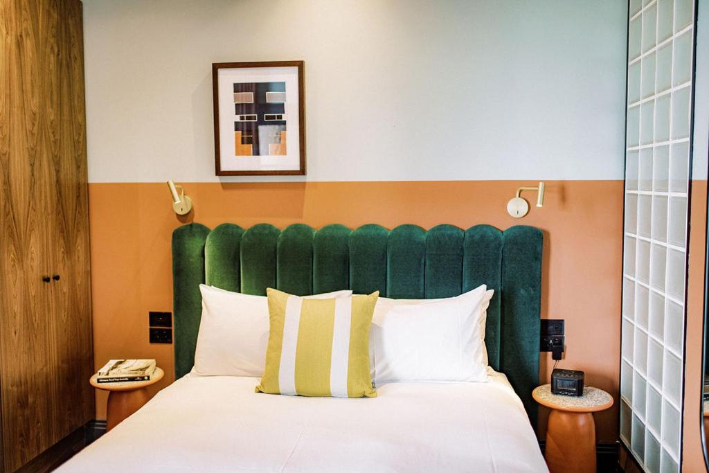 Giường trong phòng chung tại Stay at Hotel Steyne