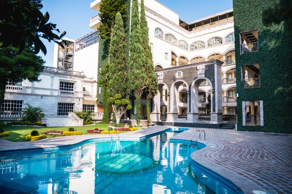 莫雷利亞的住宿－HOTEL & SPA MANSION SOLIS by HOTSSON，一座建筑的庭院中的游泳池