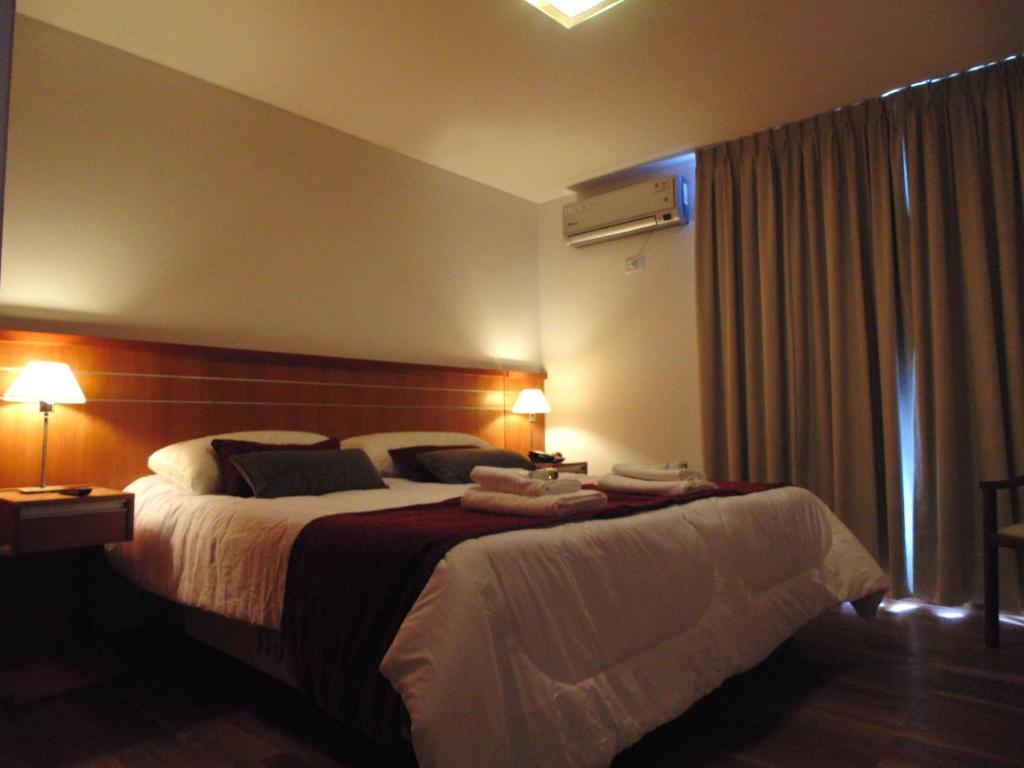 Postel nebo postele na pokoji v ubytování Catamarca Suites Land