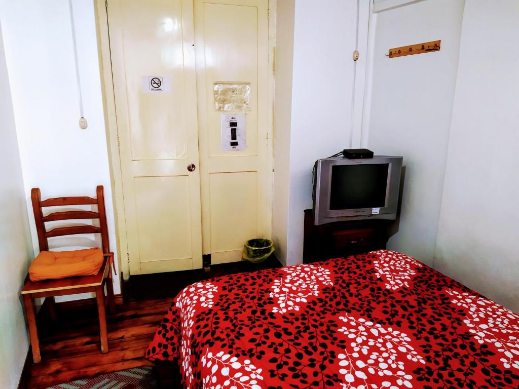 TV a/nebo společenská místnost v ubytování Hostal Latitud Ecuem