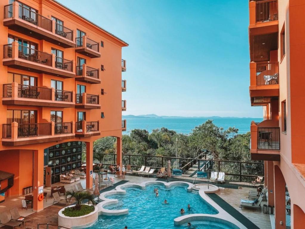 - Vistas a la piscina de un hotel con edificios en Studio em Jurerê em hotel a beira-mar, en Florianópolis