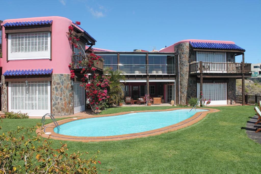 ein Haus mit einem Swimmingpool im Hof in der Unterkunft Villa Dara in Playa del Ingles