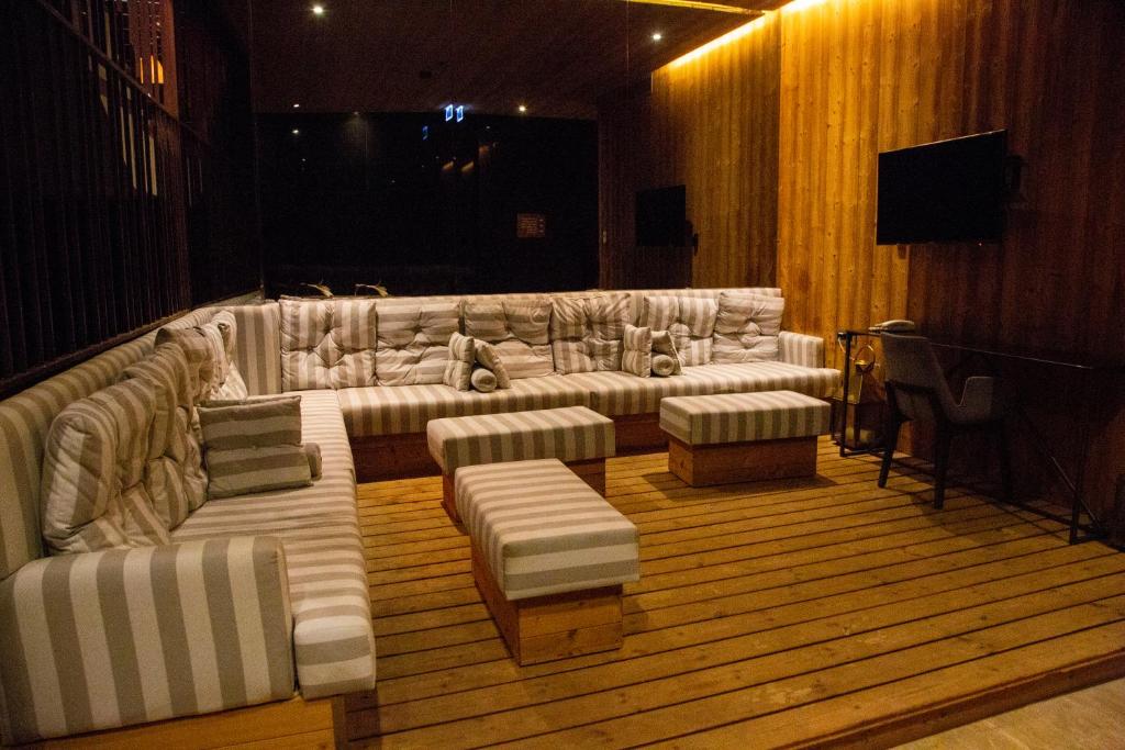 Uma área de estar em Dosso Dossi Hotels & SPA Downtown