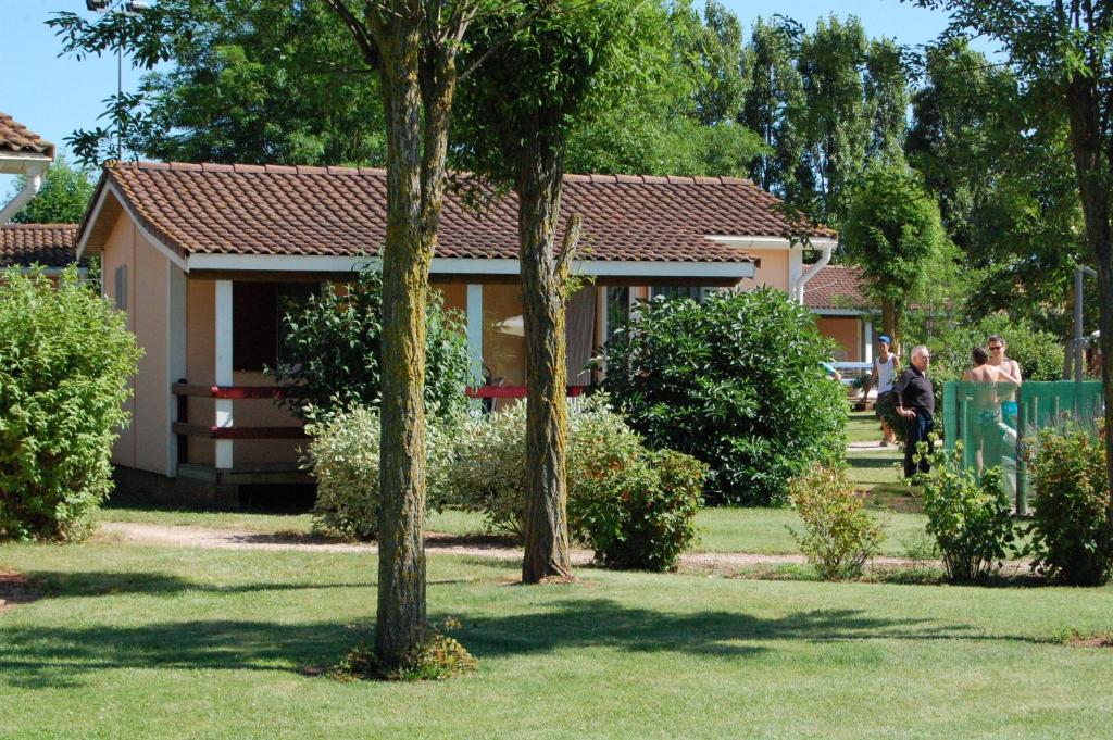 two people standing in front of a house at Le Hameau des Genets in Montlaur