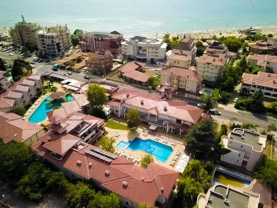 widok z powietrza na dom z dwoma basenami w obiekcie Complex Sunrise by HMG - All Inclusive w Słonecznym Brzegu