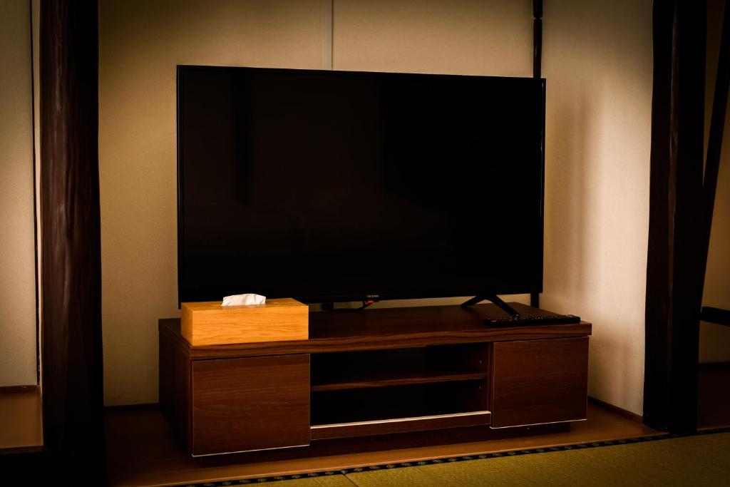 TV a/nebo společenská místnost v ubytování Biker's Inn Onomichi 自転車の宿おのみち supported by COCOSTAY
