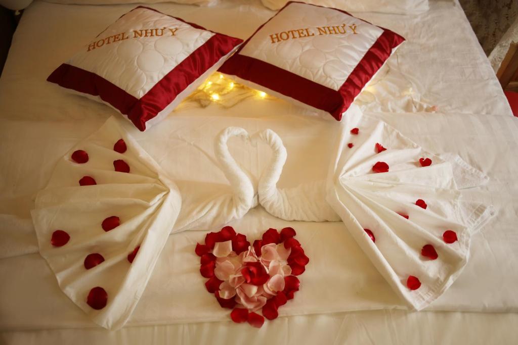un grupo de cisnes hechos de papel en una cama en Hotel Như ý Biên Hòa, en Bien Hoa