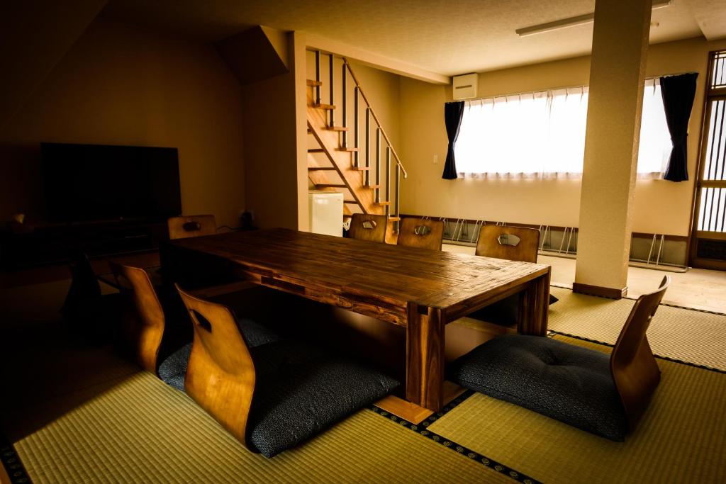 TV a/nebo společenská místnost v ubytování Biker's Inn Onomichi 自転車の宿おのみち supported by COCOSTAY