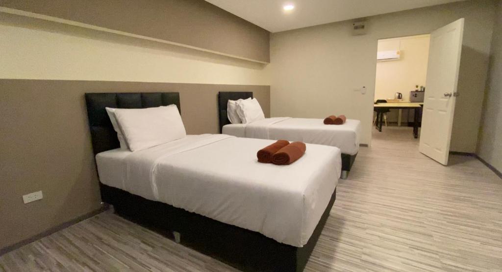 ein Hotelzimmer mit 2 Betten in einem Zimmer in der Unterkunft Bansuay Phra Nang Klao in Nonthaburi