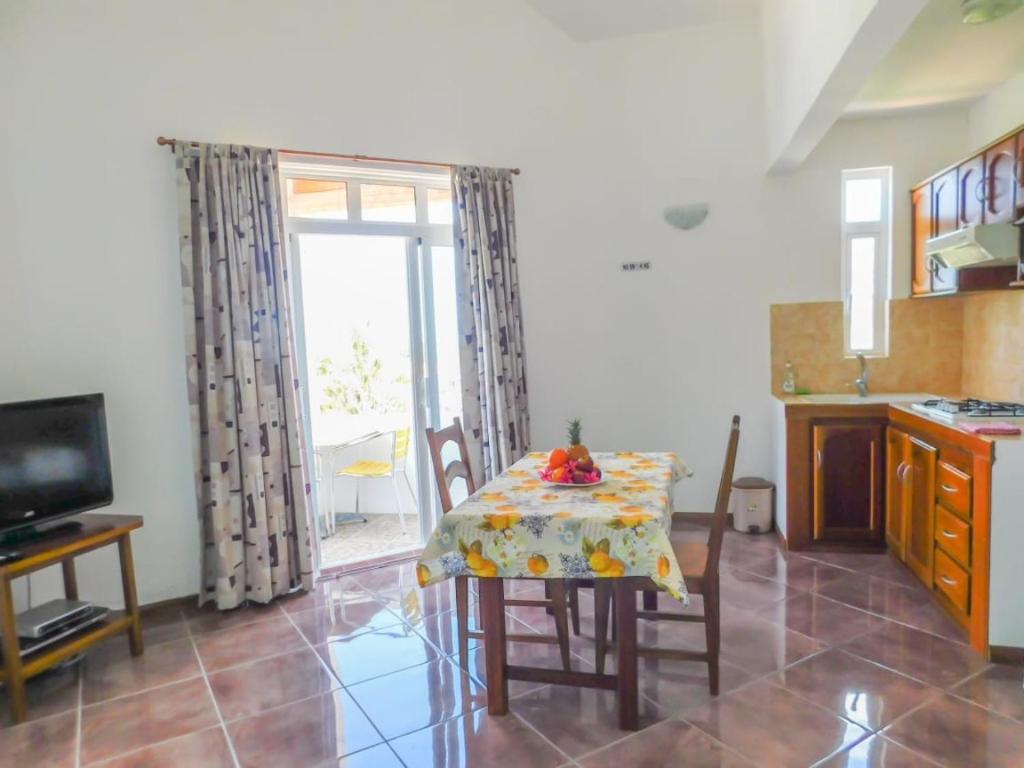 Kuchyň nebo kuchyňský kout v ubytování Tulsi Apartment & Studio