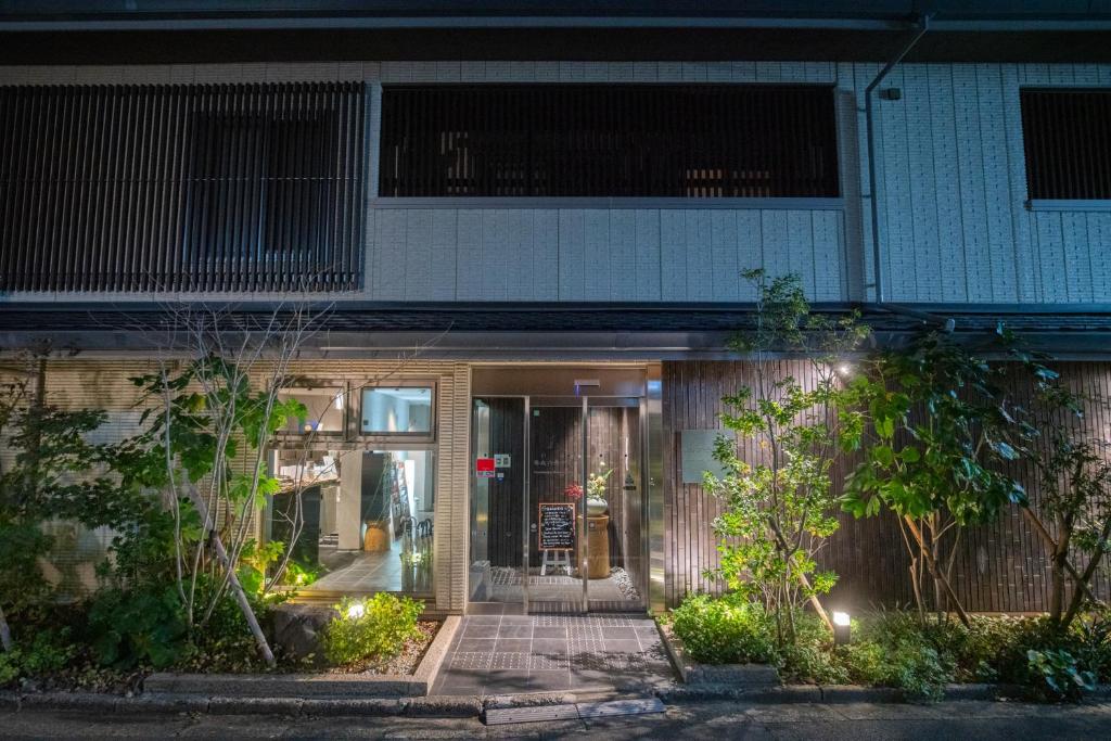 uma entrada para um edifício à noite em Karasuma Rokujo Hotel em Quioto