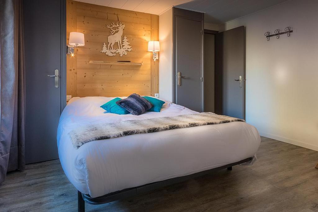Postel nebo postele na pokoji v ubytování Hôtel Du Midi