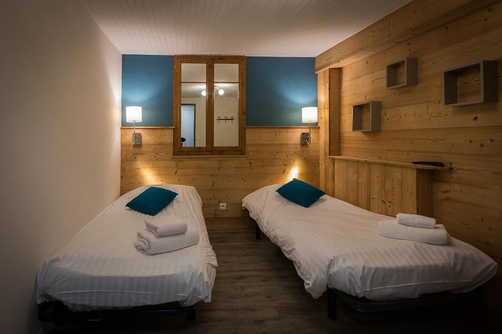 Postel nebo postele na pokoji v ubytování Hôtel Du Midi