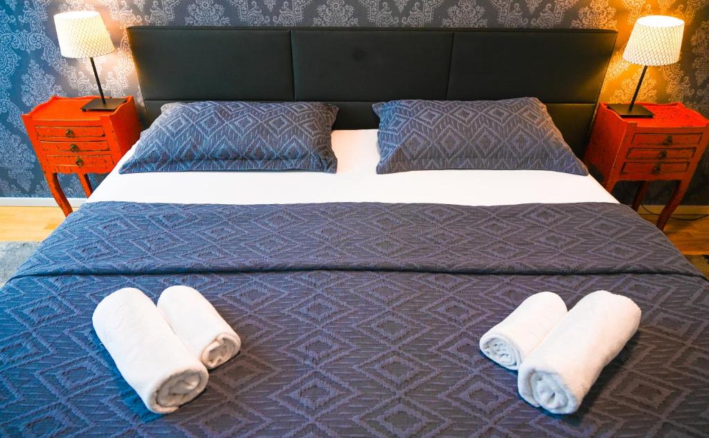 een bed met handdoeken en kussens erop bij Delightful Duplex Danube Canal in Wenen