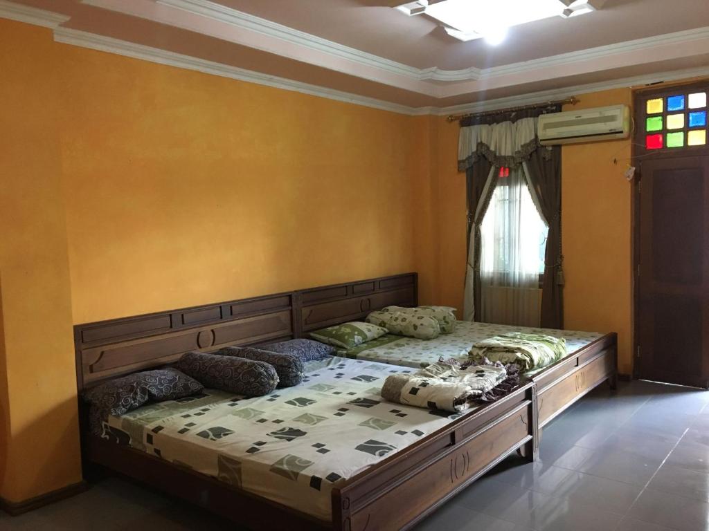Giường trong phòng chung tại Hotel Alami