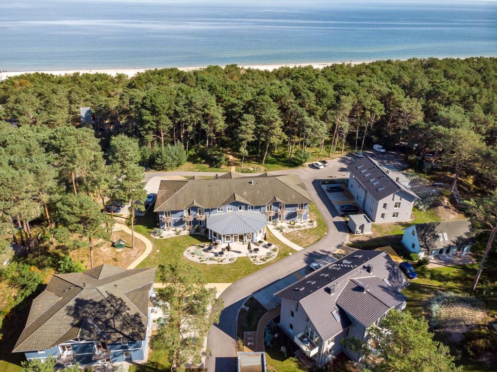eine Luftansicht eines großen Hauses mit Meerblick in der Unterkunft Upstalsboom Residenzen Trassenheide in Trassenheide