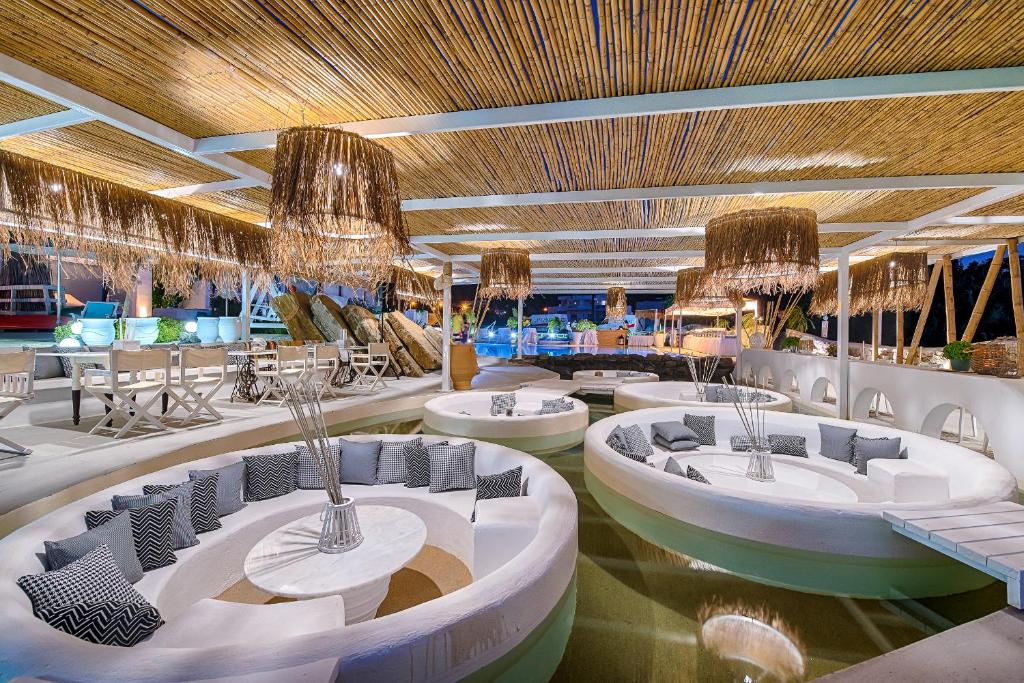 Restauracja lub miejsce do jedzenia w obiekcie Kouros Exclusive Hotel & Suites - Adults Only