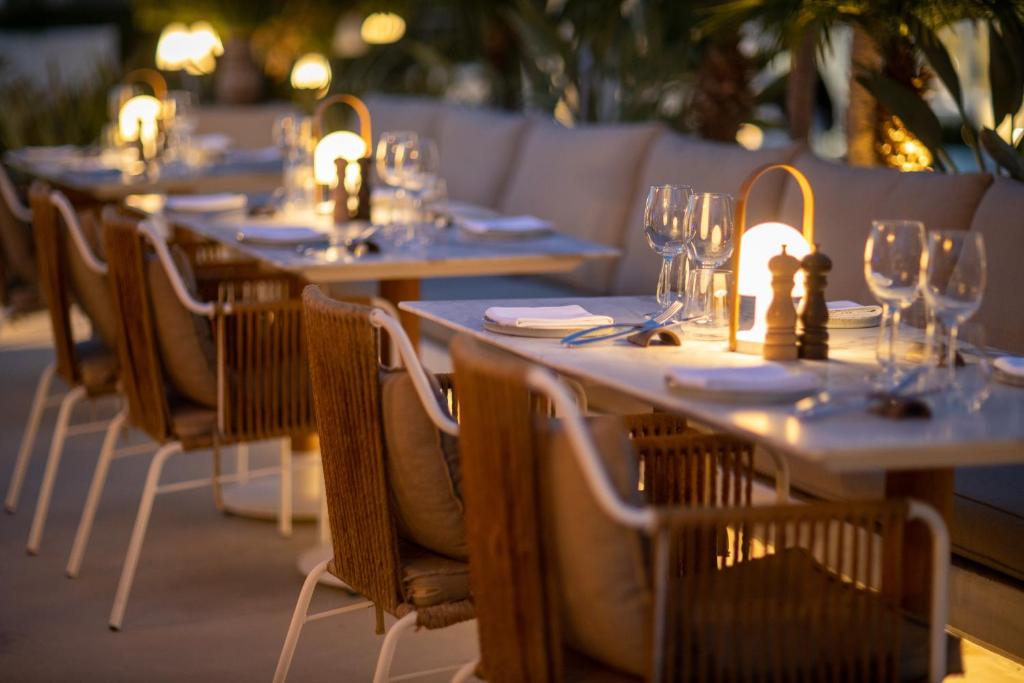 Restauracja lub miejsce do jedzenia w obiekcie Kouros Exclusive Hotel & Suites - Adults Only