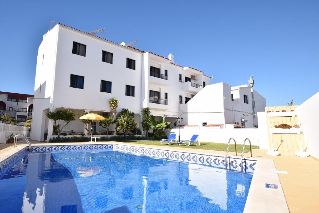 Bazén v ubytování Apartamentos Carruna nebo v jeho okolí