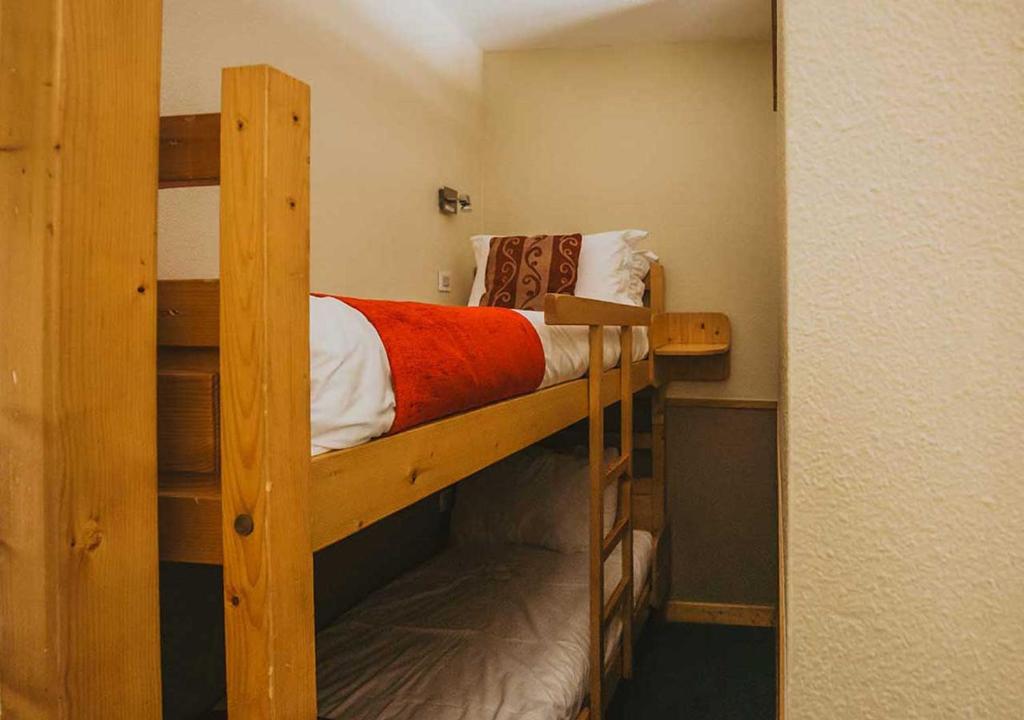 a couple of bunk beds in a room at Hôtel Les Grangettes in Méribel