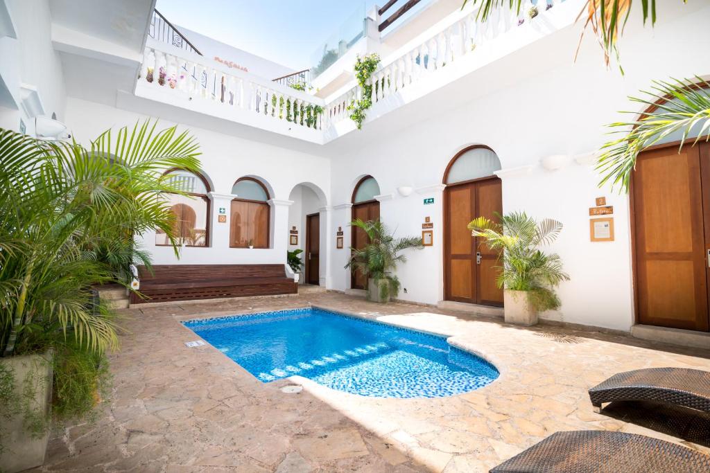 
a room with a pool and a large tub at Masaya Santa Marta in Santa Marta
