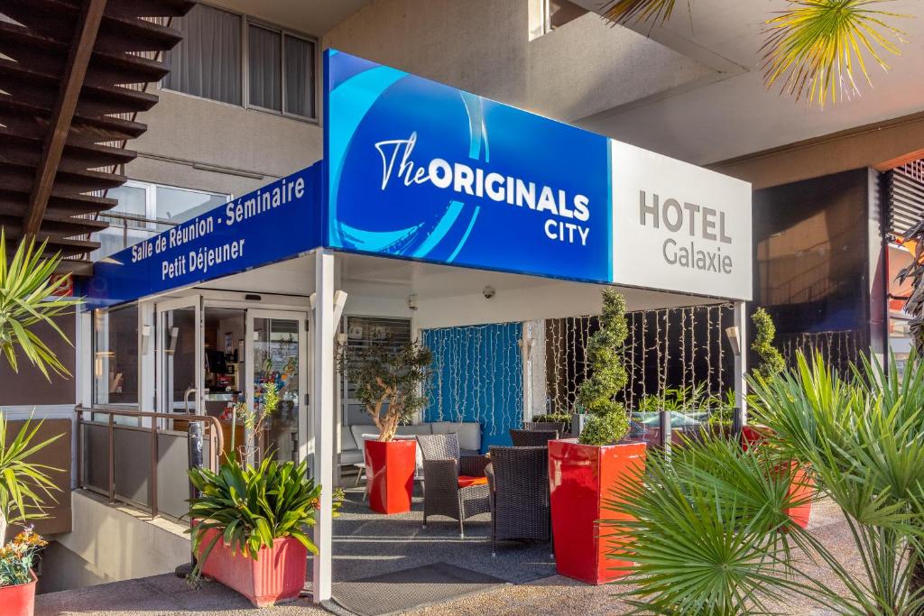 サン・ローラン・デュ・ヴァールにあるThe Originals City, Hôtel Galaxie, Nice Aéroportの正統派の街の看板が施されたホテルロビー