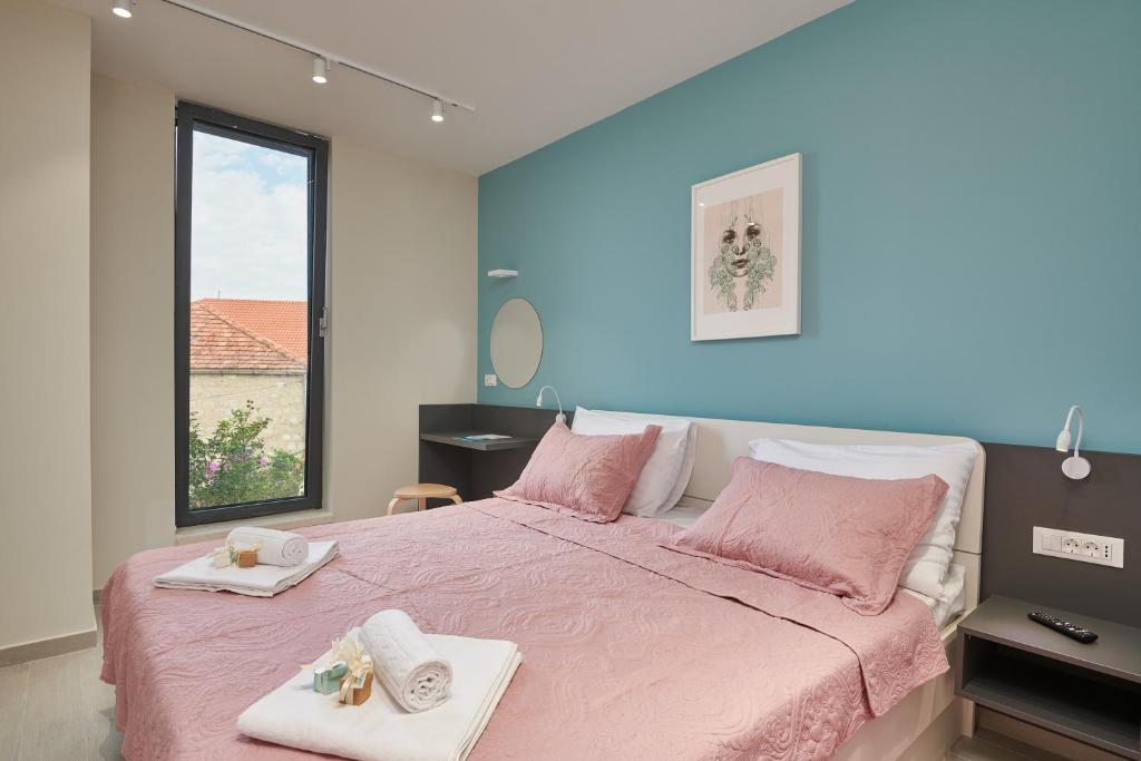 Posteľ alebo postele v izbe v ubytovaní Tiffany Apartments