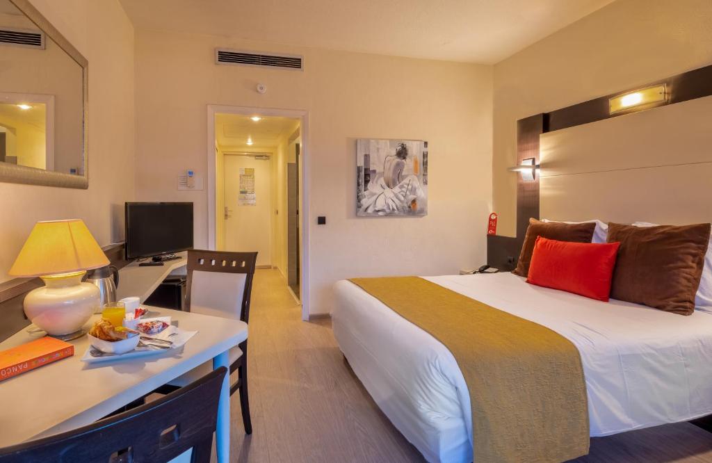 The Originals City, Hôtel Galaxie, Nice Aéroport - Tweepersoonskamer Met 2 Aparte Bedden En Balkon