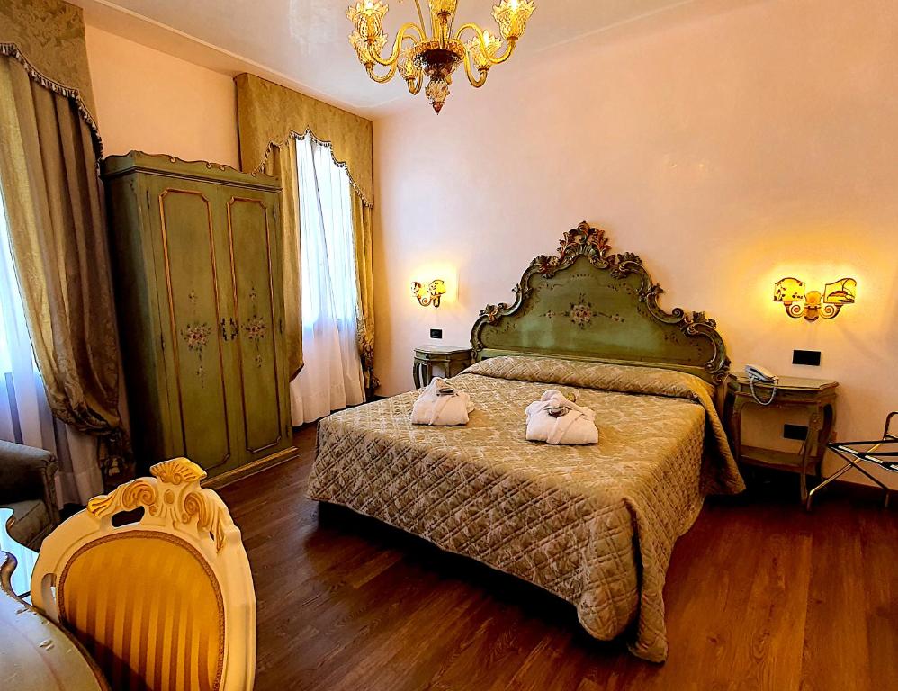 Łóżko lub łóżka w pokoju w obiekcie Hotel Carlton On The Grand Canal